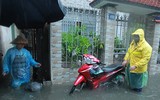 Nằm sát sông Tô Lịch nhưng mưa 1 tiếng, đường Bùi Xương Trạch ngập sâu 3 tiếng